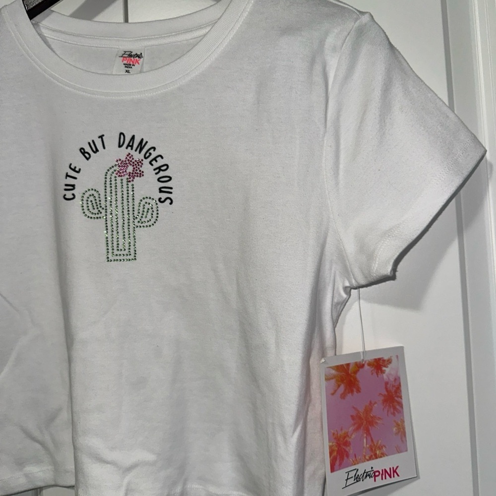 Electric PINK Cute But Dangerous Soft Cropped T Shirt XL NWT - Picture 3 of 4